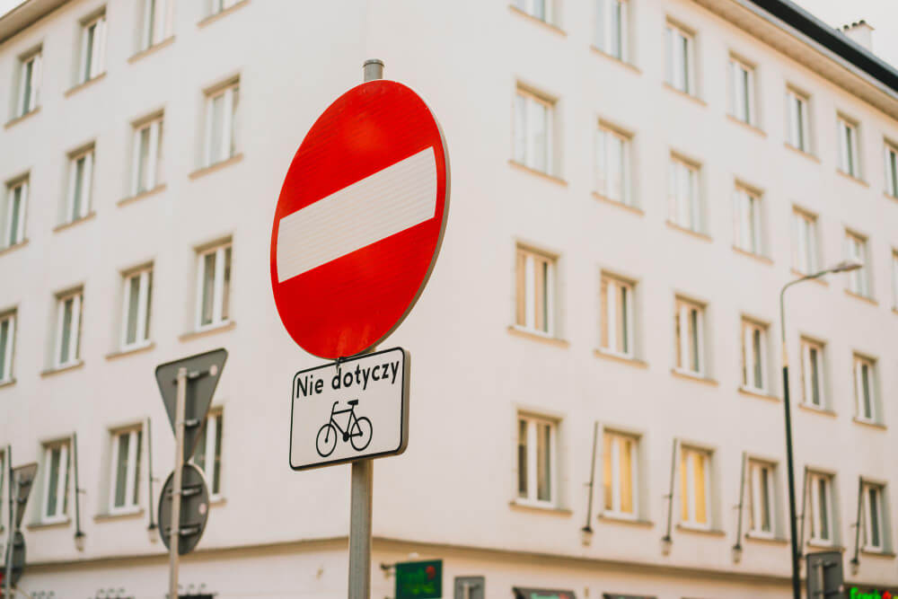 Kiedy wykorzystuje się tabliczki do znaków drogowych